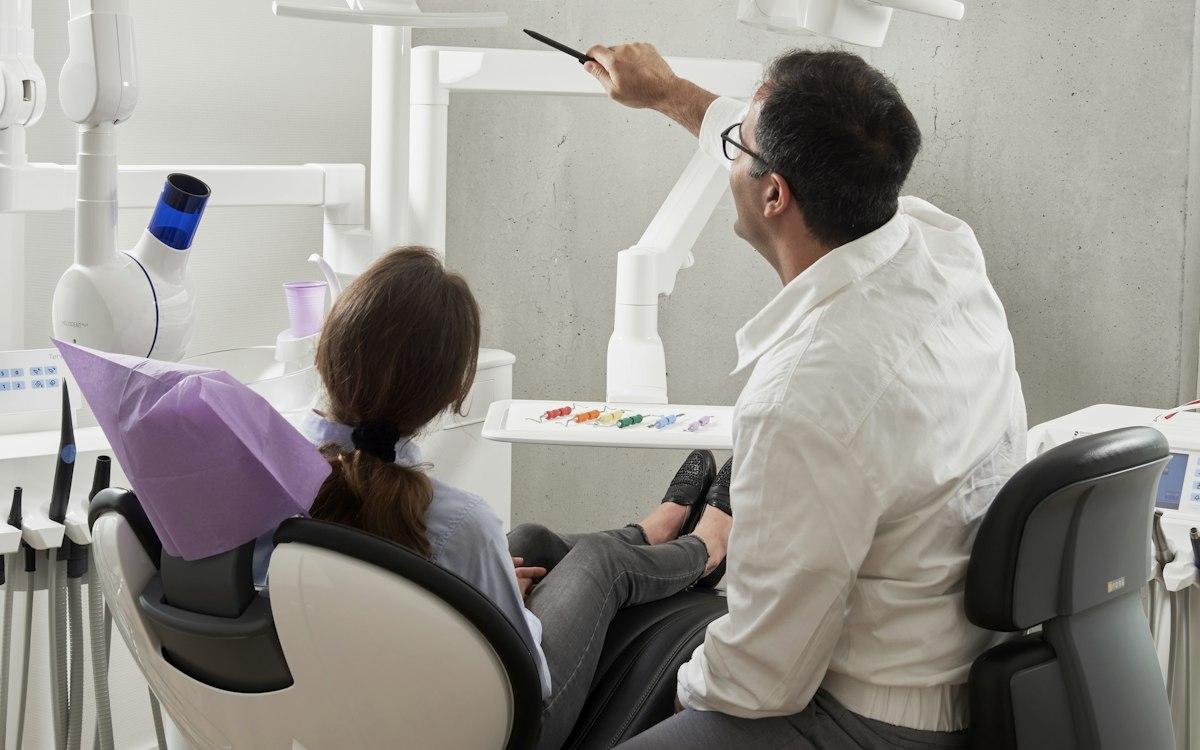 Diş hekiminin hastaya açıklama yaptığı klinik ortamı