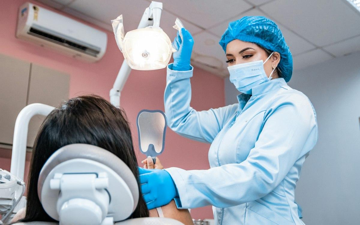Diş hekiminin hastayı muayene ettiği klinik ortamı