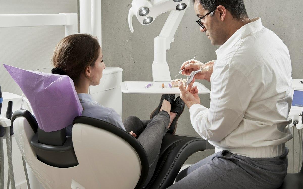 Diş hekiminin laboratuvar çalışması üzerinde inceleme yaptığı an
