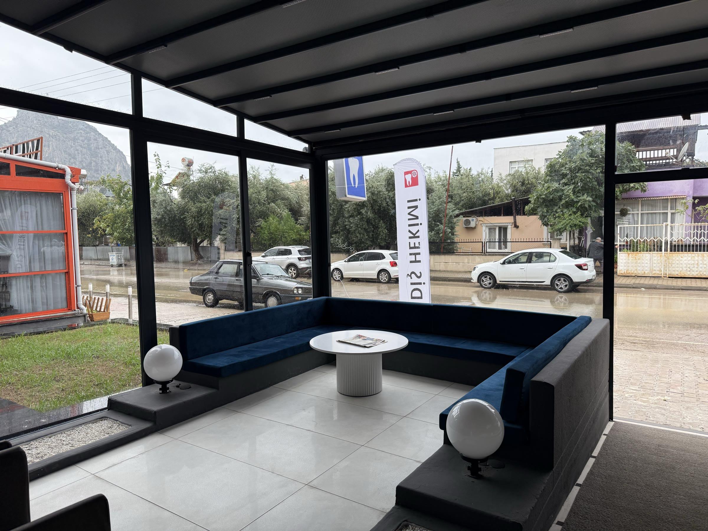 Kliniğin camlı dış bekleme alanı